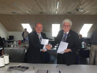 Rafael Rebolo, director of the Instituto de Astrofísica de Canarias (IAC), and Oskar von der Lühe, director Institute of Solar Physics (KIS), after the signing of the agreement. Rafael Rebolo, director of the Instituto de Astrofísica de Canarias (IAC), and Oskar von der Lühe, director Institute of Solar Physics (KIS), after the signing of the agreement.