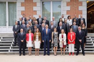 Sus Majestades los Reyes, la secretaria de Estado de Investigación, Desarrollo e Innovación, Carmen Vela, y directores y representantes de los 33 centros "Severo Ochoa" y unidades "María de Maeztu" acreditados con dicho reconocimiento institucional a la i 8457