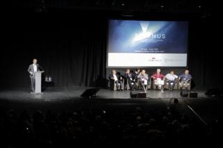 Chris Hadfield fue el moderador del simposio sobre la exploración espacial en la que intervinieron: Garret Reisman, Sergey Volkov, Alexei Leonov, Rusty Sweickart, Roman Romanenhko y Claude Nicollier. Crédito: Elena Mora (IAC). 8469