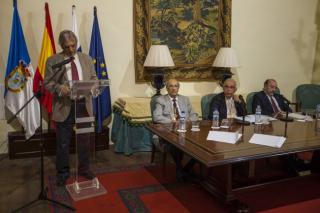 Juan Carlos Pérez Arencibia ofrece su discurso durante la solemne sesión académica de su ingreso en la Real Academia Canaria de Ciencias. Crédito: Antonio González/IAC. 8485