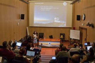 La astrofísica y divulgadora del IAC Nayra Rodríguez Eugenio, coordinadora del curso, y participantes durante una de las sesiones de "Astronomy Adventure in the Canary Islands". Crédito: Elena Mora (IAC) 8486