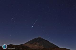 Esta imagen es una composición de la lluvia de estrellas fugaces Perseidas sobre el Teide (Tenerife, Islas Canarias) del año 2014. Se obtuvo a partir de imágenes tomadas entre la 1h-4h UT del 13 de agosto 2014, desde el Observatorio del Teide (Instituto d 8490