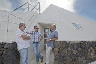 El escritor Juan Madrid junto al físico solar Pere Lluis Pallé, físico solar, y el responsable de Operaciones Telescópicas y anfitrión de la visita al Observatorio del Teide, en Izaña (Tenerife), Álex Oscoz, en el Laboratorio Solar. Crédito: Elena Mora (I 8496