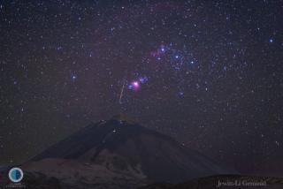 Colorful geminid over the peak of mount Teide. Credit: Juan Carlos Casado/IAC. Colorful geminid over the peak of mount Teide. Credit: Juan Carlos Casado/IAC.