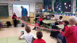 El astrofísico Antonio Eff-Darwich de la ULL explicando el comportamiento de las ondas. Crédito: CEIP Alcalde Rafael Cedrés. 8549