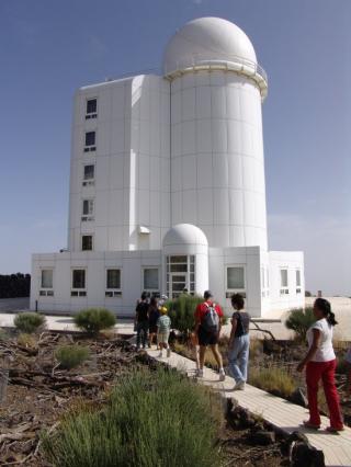 Visitor during a previous Open Day next to the THEMIS Solar Telescope.Credit: IAC. Visitor during a previous Open Day next to the THEMIS Solar Telescope.Credit: IAC.