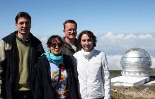 La concursante Abigail Muñoz (a la derecha) y sus 3 acompañantes con el GTC de fondo durante la visita al ORM 8084