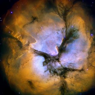 Esta espectacular imagen de la Nebulosa Trífida aparece en la exposición de imágenes astronómicas que se exhibirá en las sedes del Instituto Cervantes. Autor: Daniel López (OT/IAC) 8086