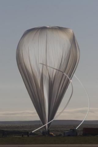 Imagen del lanzamiento del vuelo de prueba, el 3 de octubre de 2007, en la Columbia Scientific Balloon Facility (CSBF), en Nuevo México. Crédito: Carlye Calvin, © UCAR 8088