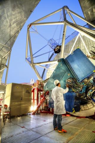 An operator next to the OSIRIS instrument, installed in the Gran Telescopio Canarias (GTC)Credit: Pablo Bonet. An operator next to the OSIRIS instrument, installed in the Gran Telescopio Canarias (GTC)Credit: Pablo Bonet.