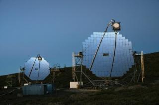 Los dos telescopios gigantes de 17 metros de diámetro MAGIC (Major Atmospheric Gamma-ray Imaging Cherenkov) preparados para la siguiente noche de observación en el Observatorio del Roque de los Muchachos, La Palma, Islas Canarias, España. Fuente: R. Wagne 8136