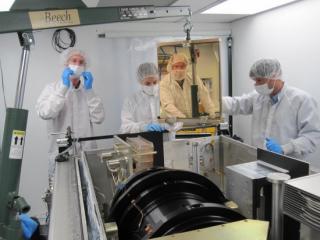 Scientists in the international SDSS-III collaboration working with the APOGEE spectrograph.//Dan Long(Apache Point Observatory). High resolution image at: http://bit.ly/sdssdr10image2 Scientists in the international SDSS-III collaboration working with the APOGEE spectrograph.//Dan Long(Apache Point Observatory). High resolution image at: http://bit.ly/sdssdr10image2
