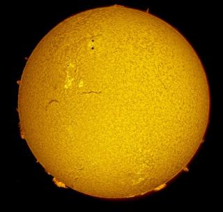 Imagen del Sol obtenida con uno de los telescopios del proyecto y tal como la verán los participantes del proyecto.Tomada y procesada por Daniel López © IAC 8236