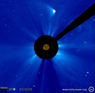 Imagen del Cometa ISON (objeto brillante en la parte superior) después del paso por el perihelio. La imagen está tomada desde el Telescopio Solar Espacial (SOHO, NASA-ESA) a las 12:30 UT del día 29 noviembre 2013. 8242