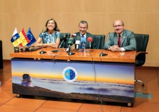 El presidente del Gobierno de Canarias, Paulino Rivero, la secretaria de Estado de Investigación, Desarrollo e Innovación, Carmen Vela, y el director del IAC, Rafael Rebolo, en un momento de la rueda de prensa con motivo del Consejo Rector del IAC. Foto: 8271