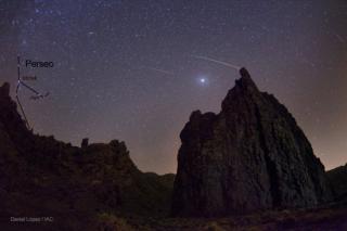 Composición de fotografías que muestra las trazas de cuatro Perseidas observadas en 2010 desde una localización cercana a la formación rocosa conocida como "La Catedral", en el Parque Nacional del Teide, en Tenerife. Se ha señalado el radiante, la constel 8272