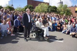 El Profesor Stephen Hawking, con el personal del IAC a la entrada de este instituto en La Laguna. A su llegada fue recibido por el director del IAC, Rafael Rebolo. Crédito: Luis Chinarro (IAC). 8288