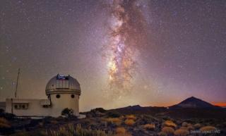 Imagen nocturna del Telescopio Hertzsprung SONG situado en el Observatorio del Teide y con la Vía Láctea de fondo. Este primer telescopio de la red SONG está liderado por la Universidad de Aarhus (Dinamarca) y en él colaboran la Universidad de Copenhague 8293