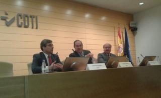 El director de la ACIISI, Juan Ruiz Alzola, junto con el Director de Promoción y Cooperación del CDTI, Andrés Zabara, y el director del IAC, Rafael Rebolo, en la inauguración de la Jornada "Oportunidades financieras y tecnológicas para proyectos empresari 8305