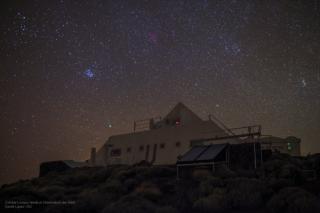 Imagen nocturna en el Observatorio del Teide donde se aprecia el Laboratorio Solar (Pirámide) con las Pléyades y el cometa Lovejoy c/2014 Q2 en el lado izquierdo y el doble cúmulo de Perseo a la derecha. Imagen de 15 segundos de exposición con DSLR y obje 8309