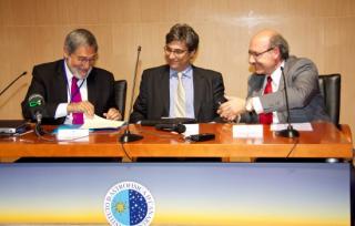 From left to right, the Director General of INEUSTAR, Francisco Javier Cáceres, the Director of the Canarian Agency of Research, Innovation and the Information Society (ACIISI), Juan Ruiz Alzola, and the Director of the IAC, Rafael Rebolo, during the form From left to right, the Director General of INEUSTAR, Francisco Javier Cáceres, the Director of the Canarian Agency of Research, Innovation and the Information Society (ACIISI), Juan Ruiz Alzola, and the Director of the IAC, Rafael Rebolo, during the form