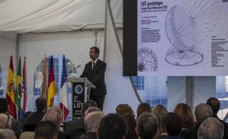 Takaaki Kajita, Director of the Institute for Cosmic Ray Research (ICRR Tokio), during his speech at the ceremony of the stone-laying for the prototype LST.Credits: Antonio González/IAC Takaaki Kajita, Director of the Institute for Cosmic Ray Research (ICRR Tokio), during his speech at the ceremony of the stone-laying for the prototype LST.Credits: Antonio González/IAC