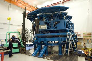 Los ingenieros del Instituto de Astrofísica de Canarias ultiman los detalles antes del que el simulador del espejo primario del E-ELT sea puesto en funcionamiento. Foto: M. Briganti 7879