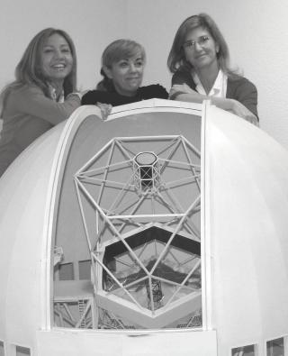 De izquierda a derecha: Toñi Varela, Inés Rodríguez y Susana Iglesias, tres investigadoras del Instituto de Astrofísica de Canarias (IAC). Foto: José Gálvez 7865