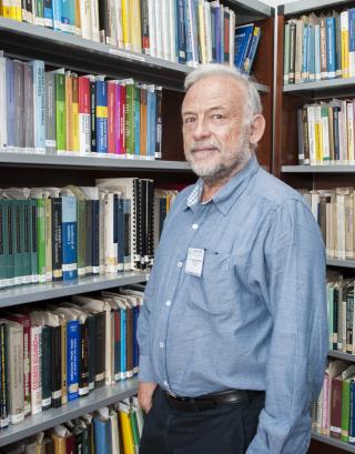 José Miguel Bernardo, Professor of Statistics in the University of Valencia, is lecturing at the XXVI Winter School of the Astrophysics Institute of the Canaries. Credit: Miguel Briganti, SMM (IAC).