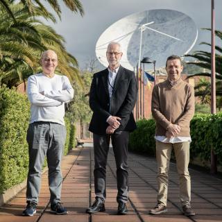 Carlos Blanco, director de estrategia de SENSIA en su visita al IAC junto al responsable de Instrumentación, Marcos Reyes; y el jefe de departamento de Óptica del IAC, José Luis Rasilla.