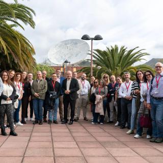 El director del IAC, Rafael Rebolo, junto con la delegación de la Fundación Occident durante su visita a la sede central.